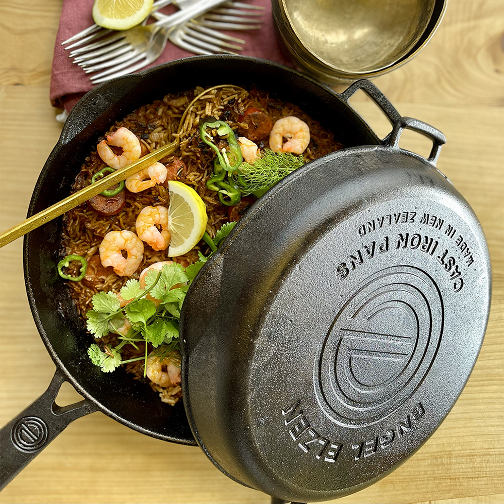 The EngelElzen Cast Iron Shallow Skillet/Lid